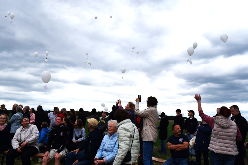 Besucher der Feier zur Grenzöffnung lassen Ballons steigen