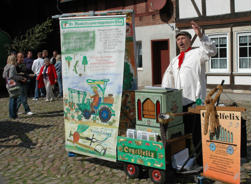 Bild zu einem frühen Hoffest des Heimatvereins mit der Darbietung von Orgelfelix