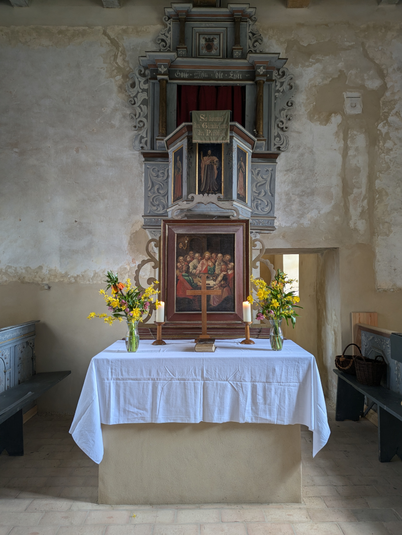 Geschmückter Kirchenaltar zum Osterfest