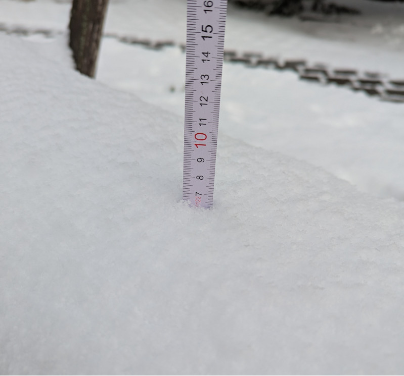 Schnee auf einer Bank am Schulplatz