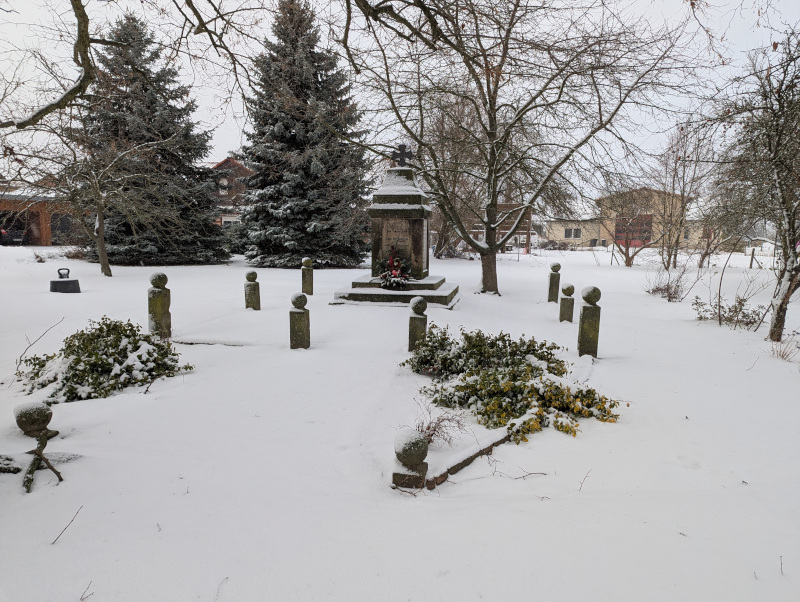 Schnee am Denkmal für die Gefallenen