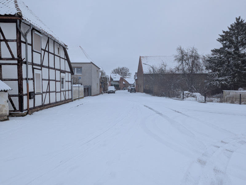 Schnee auf der Dorfstraße