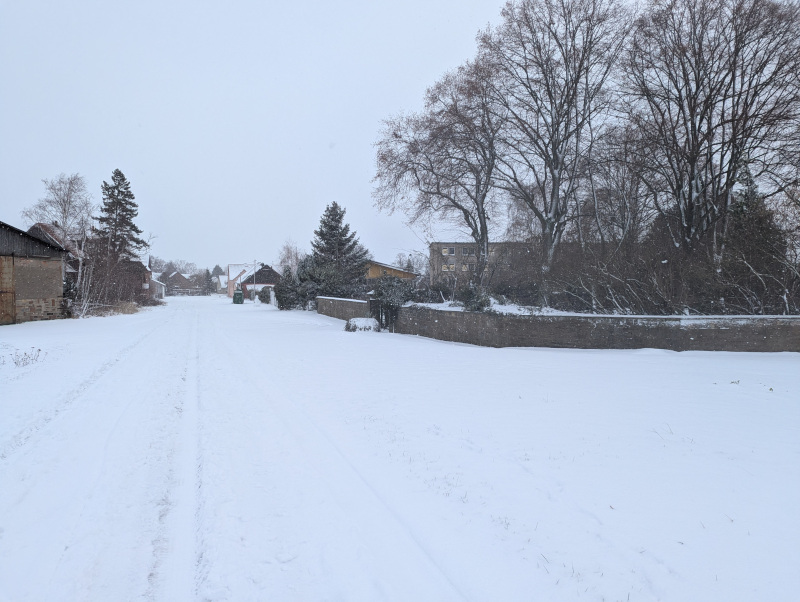 Schnee auf der Straße am Friedhof