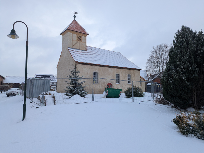 Schnee an der Kirche in Döhren