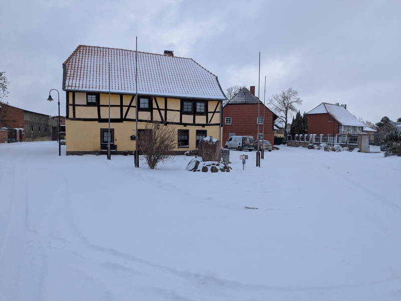 Schnee im Rundling Döhren