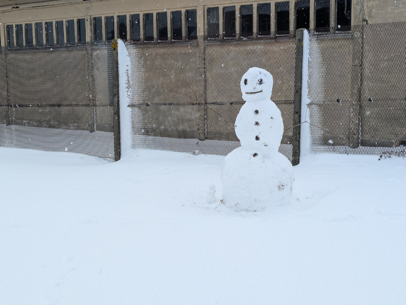 Schneefigur vor der Karserne in Döhren