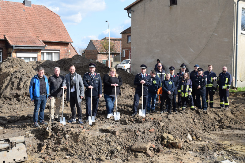 Symbolischer Spatenstich für Feuerwehrhaus